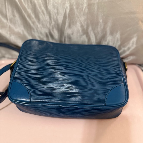 Louis Vuitton Epi Leather Trocadero 24 - Picture 5 of 12